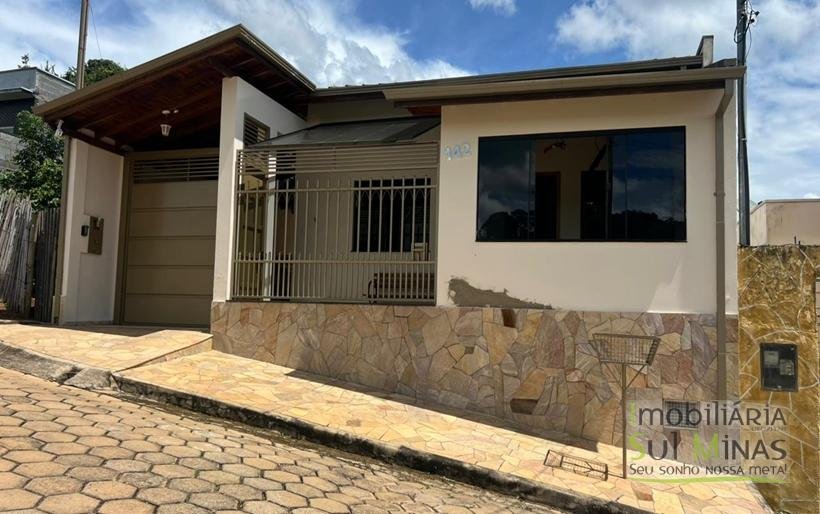 Casa Plana à Venda em Córrego do Bom Jesus em Excelente Bairro! (29) COD2393