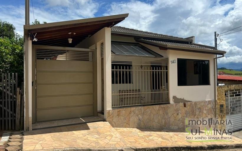 Casa Plana à Venda em Córrego do Bom Jesus em Excelente Bairro! (30) COD2393