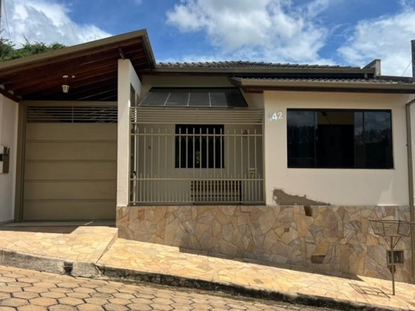 Casa Plana à Venda em Córrego do Bom Jesus em Excelente Bairro! (32) COD2393