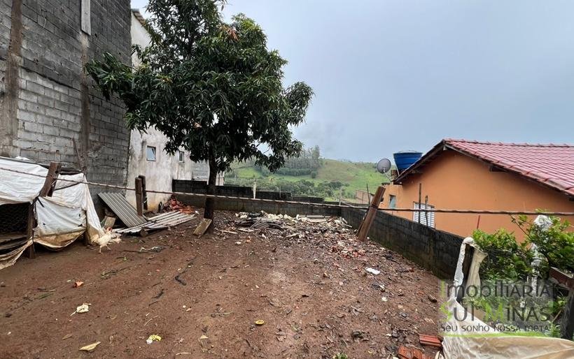 Casa com Quintal Amplo À Venda em Cambuí MG COD2384 (1)