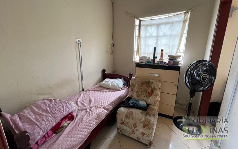 Casa com Quintal Amplo À Venda em Cambuí MG COD2384 (2)