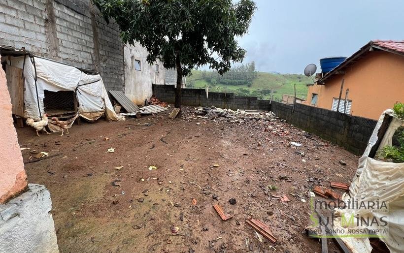 Casa com Quintal Amplo À Venda em Cambuí MG COD2384 (4)