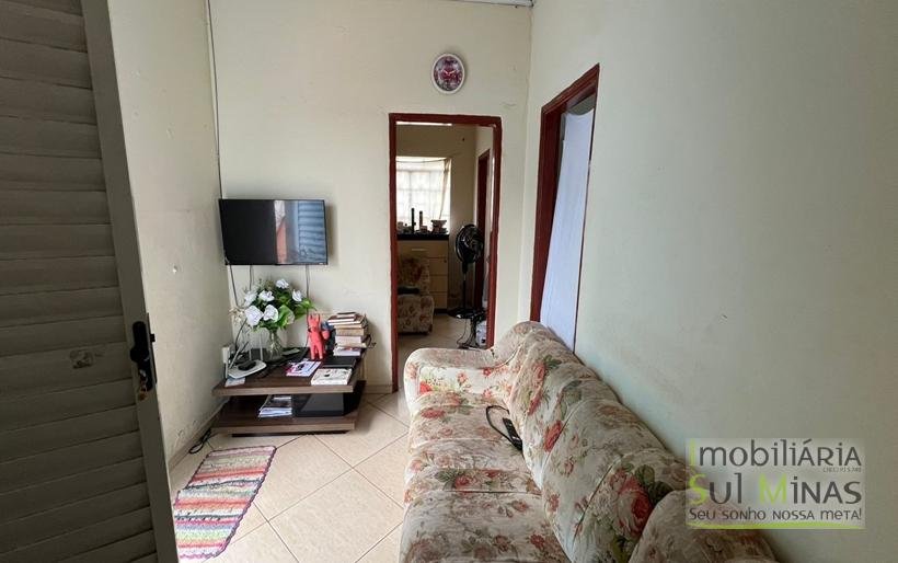 Casa com Quintal Amplo À Venda em Cambuí MG COD2384 (5)