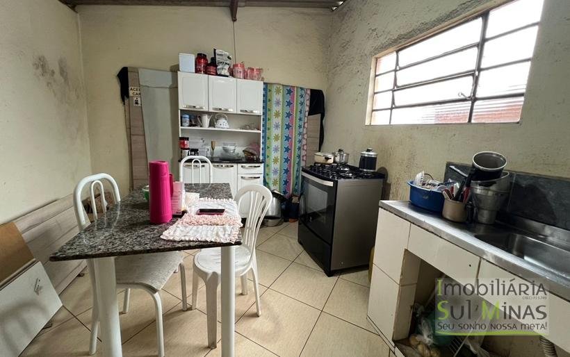 Casa com Quintal Amplo À Venda em Cambuí MG COD2384 (7)