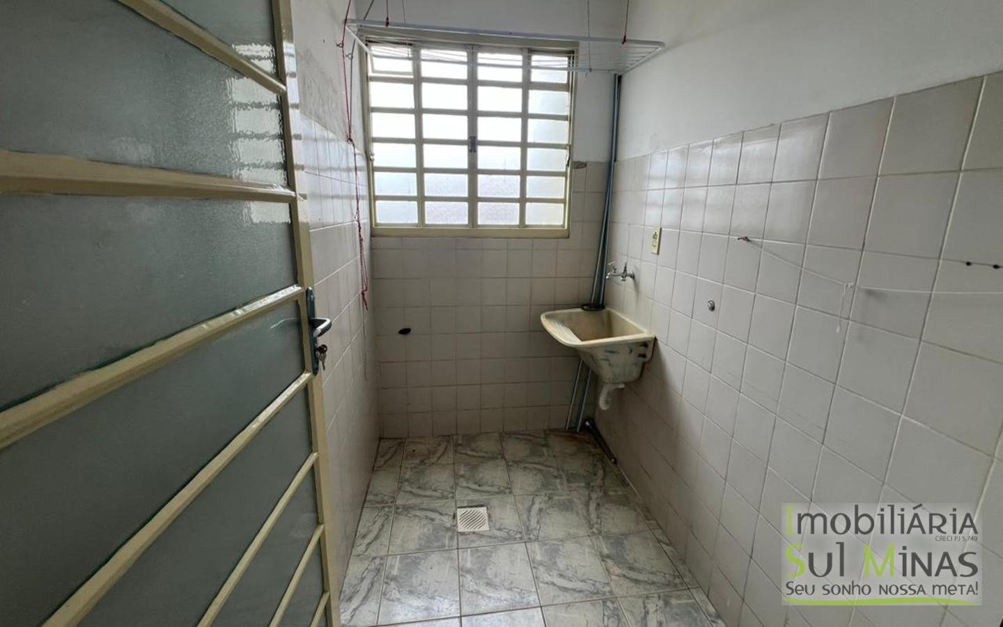 Apartamento Para Locação a apenas 200 metros do Centro CambuíMG cod2406 (4)