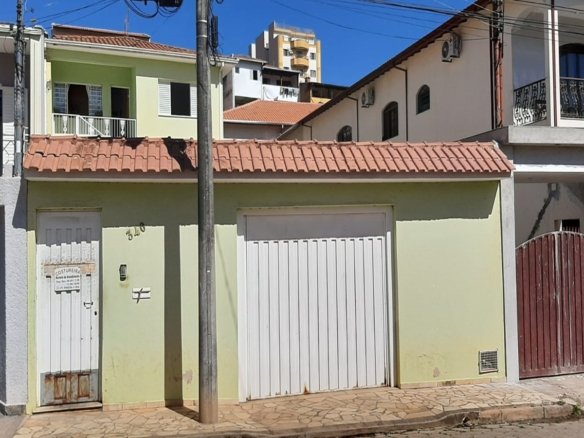 Casa com 4 Dormitórios a Venda no Centro de Cambuí MG Cód. 1505 (21)