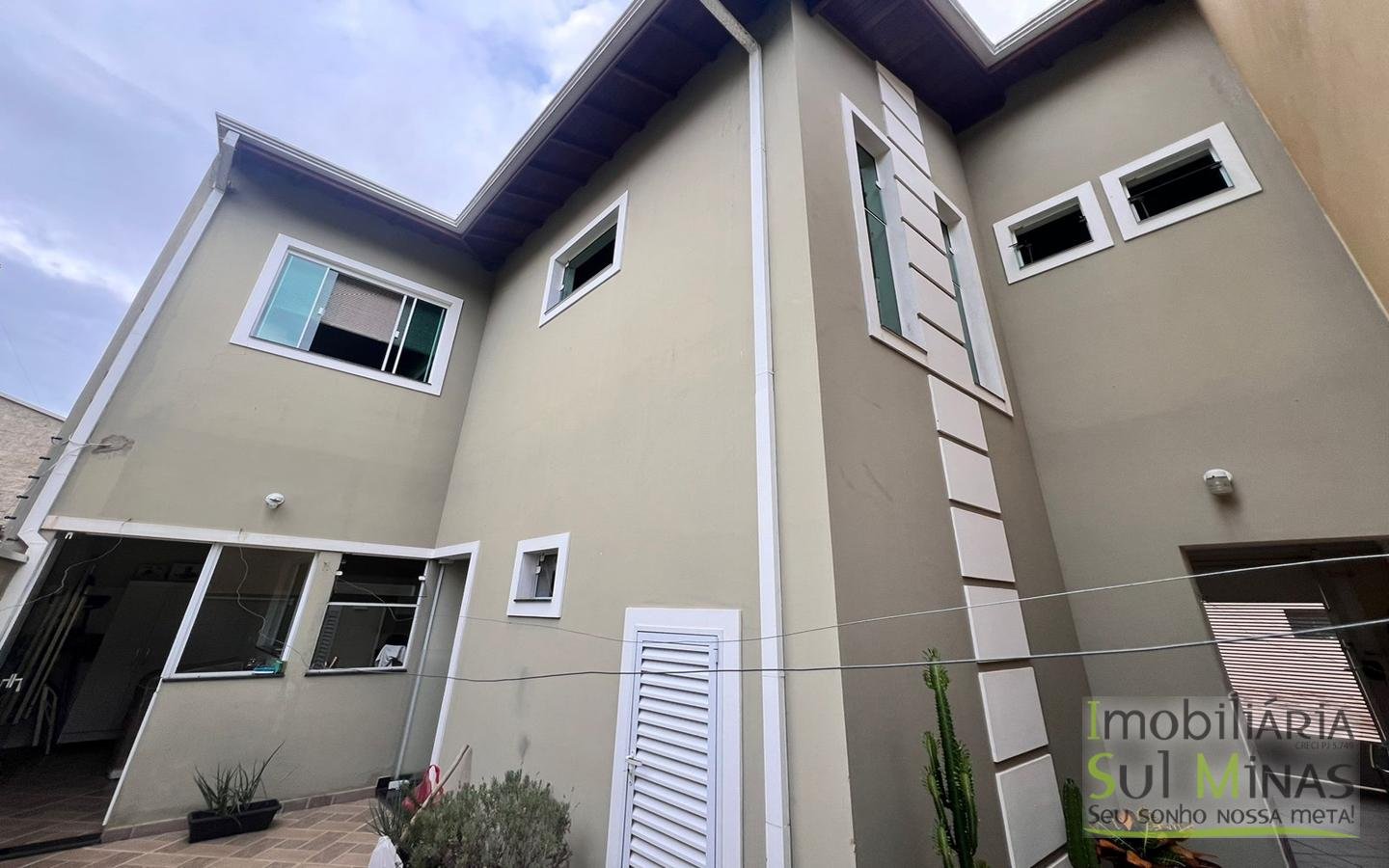 Casa com Ótimo Padrão a Venda em Cambuí MG Cód. 1851 (32)