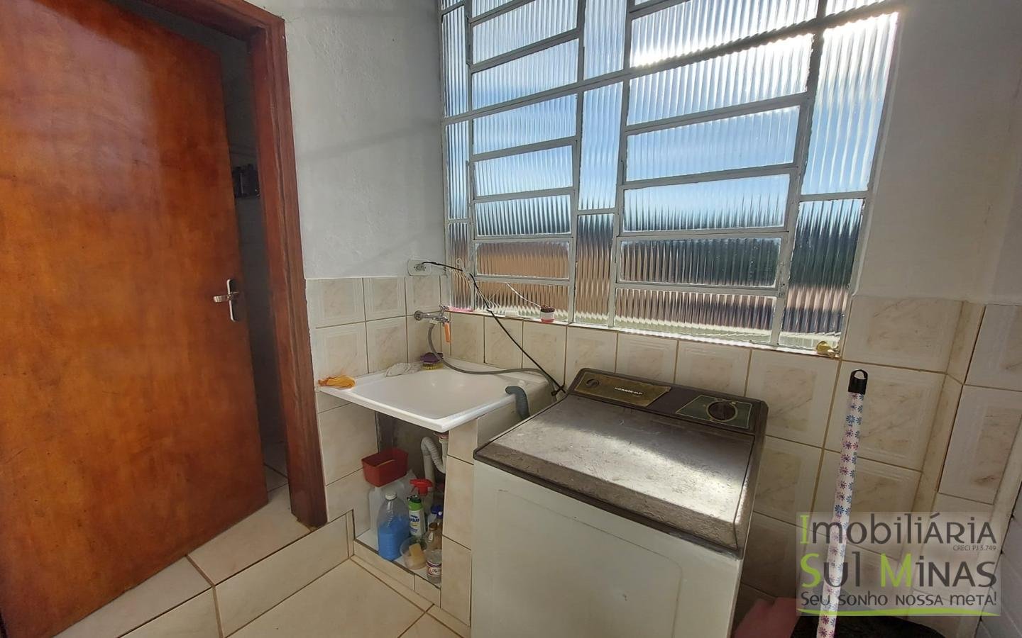 Casa de 2 quartos com ótima Localização a venda em Cambuí MG (3)