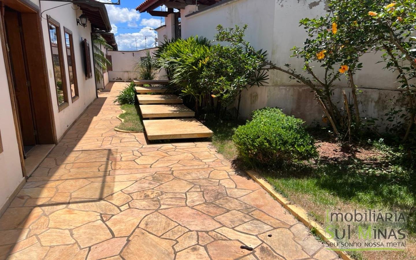 Casa de Alto Padrão com 3 Suítes a Venda em Cambuí MG Cód 1440 (15)