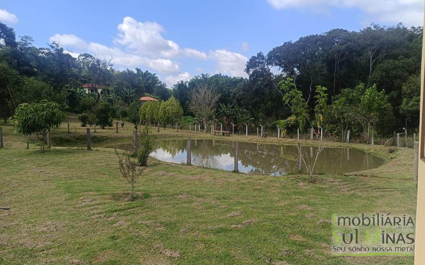 Chácara de 5800m² com lago a 7km do centro de Cambuí MG a venda (1) (Copy)