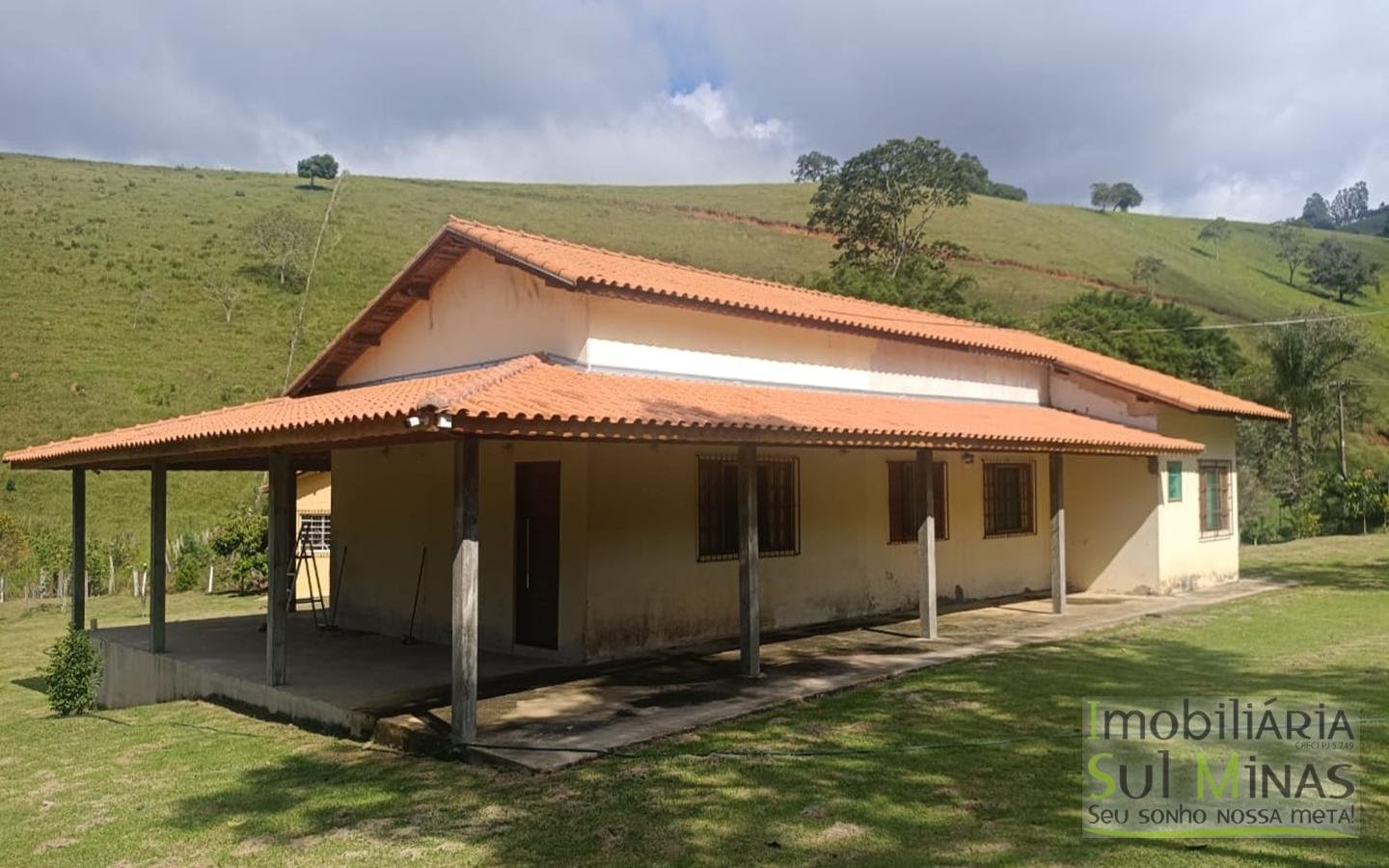 Chácara de 5800m² com lago a 7km do centro de Cambuí MG a venda (26) (Copy)