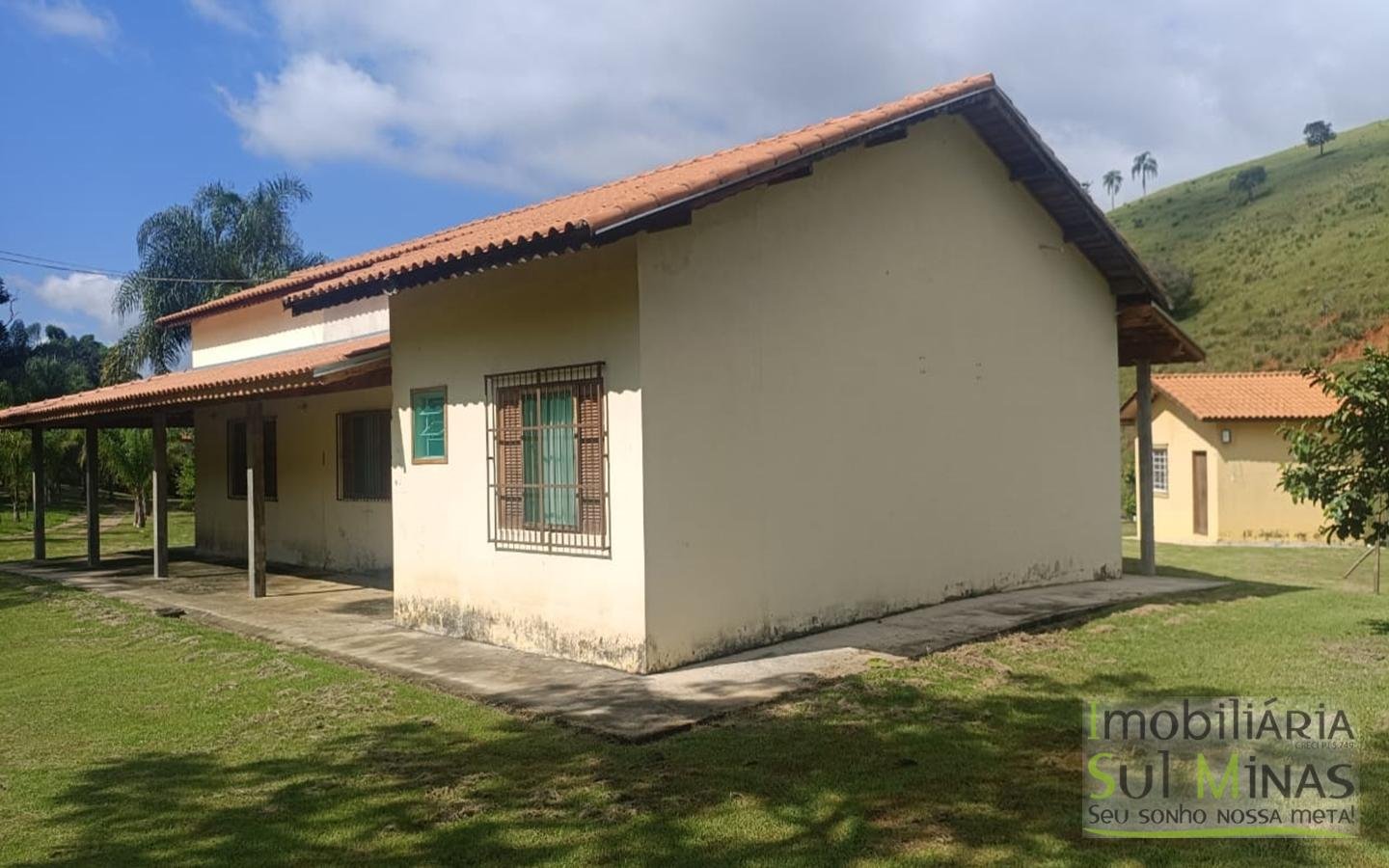 Chácara de 5800m² com lago a 7km do centro de Cambuí MG a venda (27) (Copy)