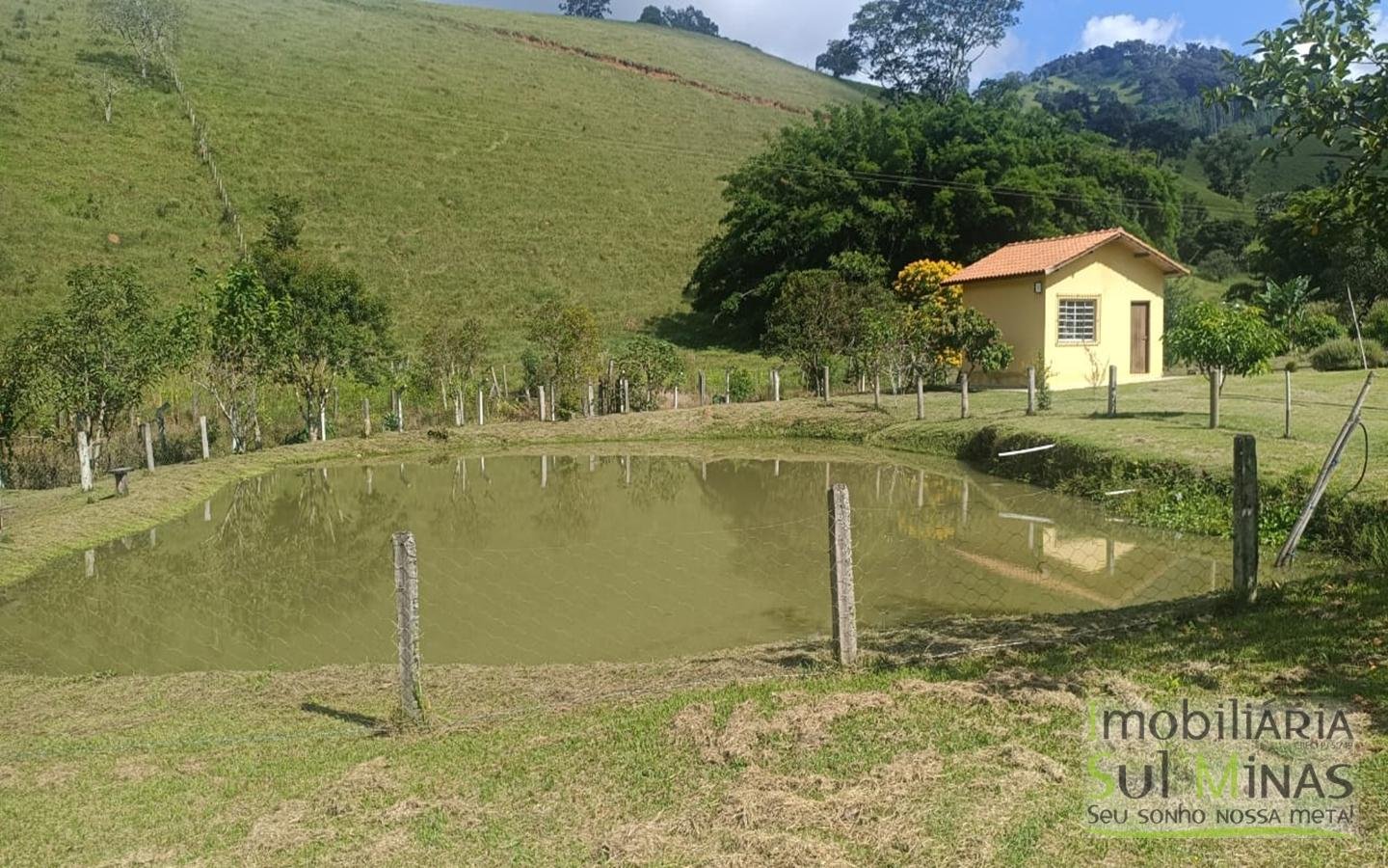 Chácara de 5800m² com lago a 7km do centro de Cambuí MG a venda (33) (Copy)