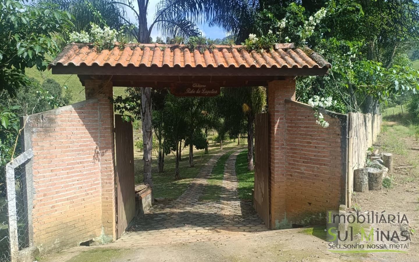 Chácara de 5800m² com lago a 7km do centro de Cambuí MG a venda (42) (Copy)