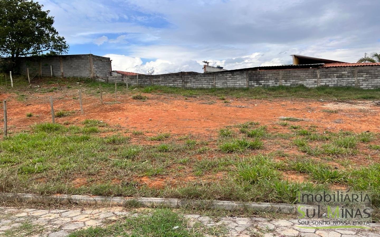 Lote a Venda de 171,49 m² em Cambuí MG com 9,20 de frente Cód. 1532 (2)