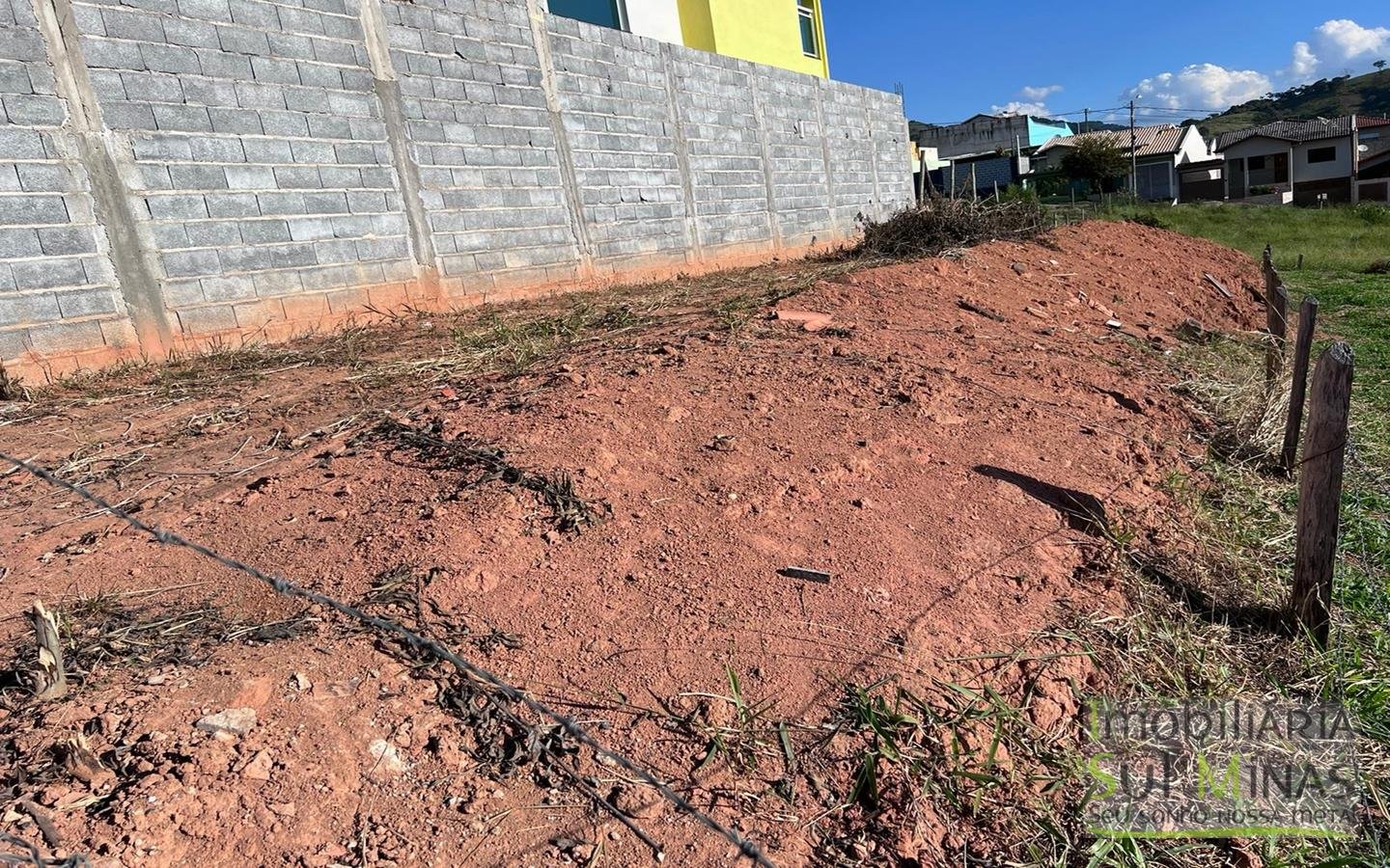 Lote a venda no Córrego do Bom Jesus MG medindo 6 m de frente por 29,43 de Lateral Cód. 1460 (1)