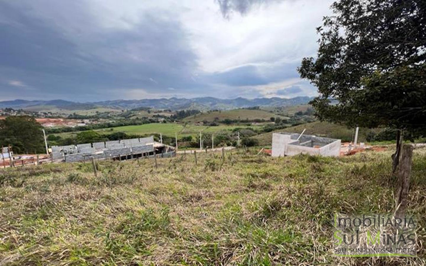 Lote em Camuí MG de 160 m² com 8 metros de frente Cód. 1531 (2)