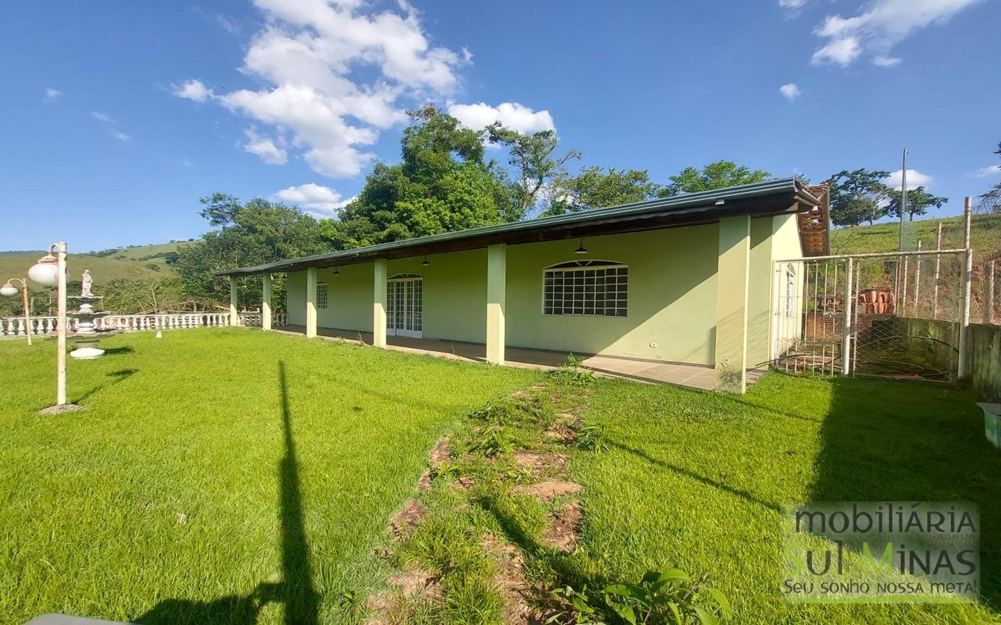 Chácara com Ampla Área de Lazer a Venda no Córrego do Bom Jesus MG Cod. 1828 (31)