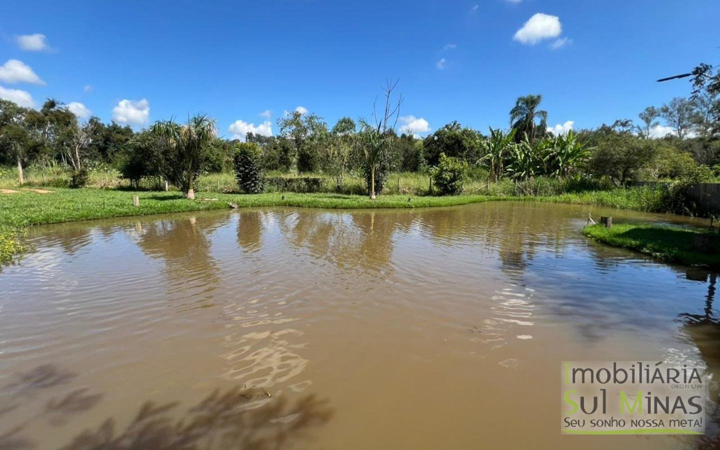 Chácara em condomínio com 1770m ² a Venda no Córrego do Bom Jesus cod2440 (17)