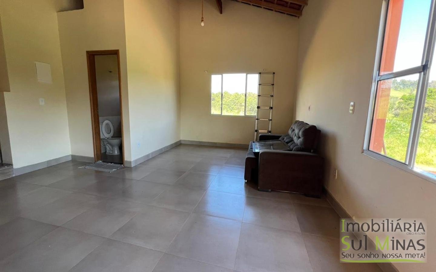 Chácara em condomínio com 1770m ² a Venda no Córrego do Bom Jesus cod2440 (34)