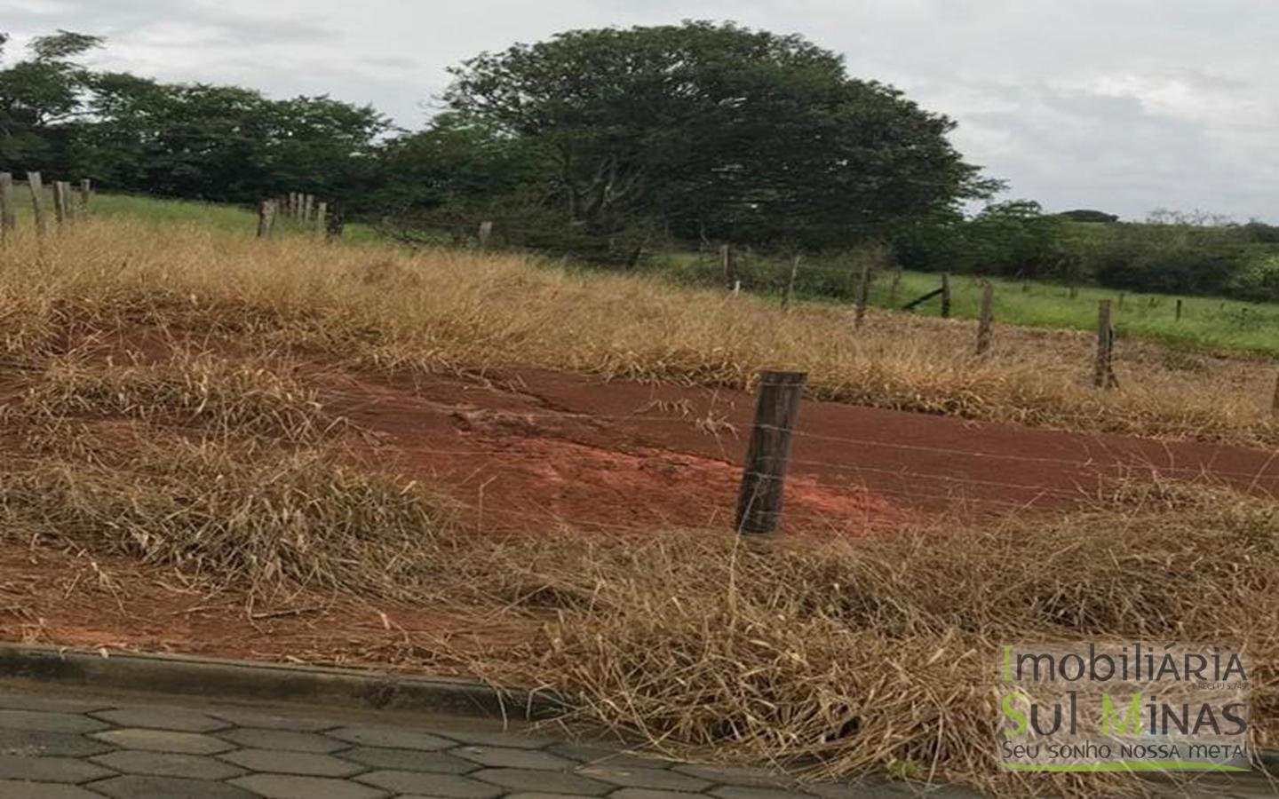 Lote de 160 m² com 8 metros de frente a Venda em Cambuí MG Cód. 1748 (2)