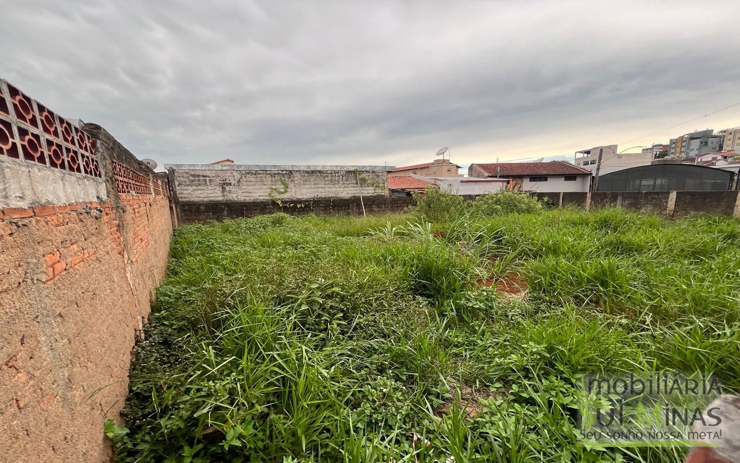 Lote de 225,14 m² de Esquina no Centro de Cambuí MG Cod. 1885 (1)