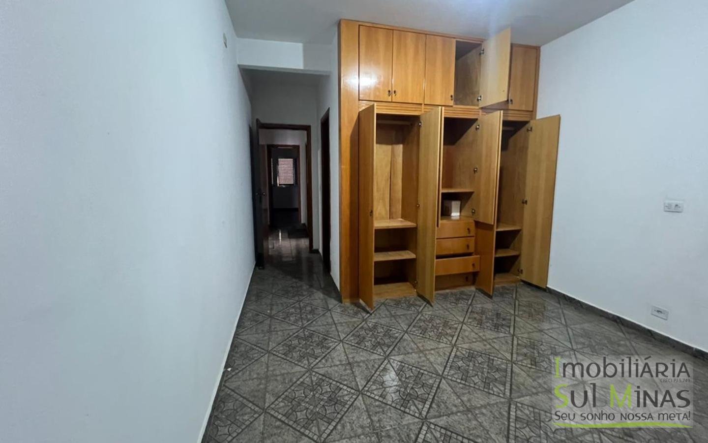 Apartamento Amplo e Com Quintal Para Locação em Cambuí MG cod2466 (4)
