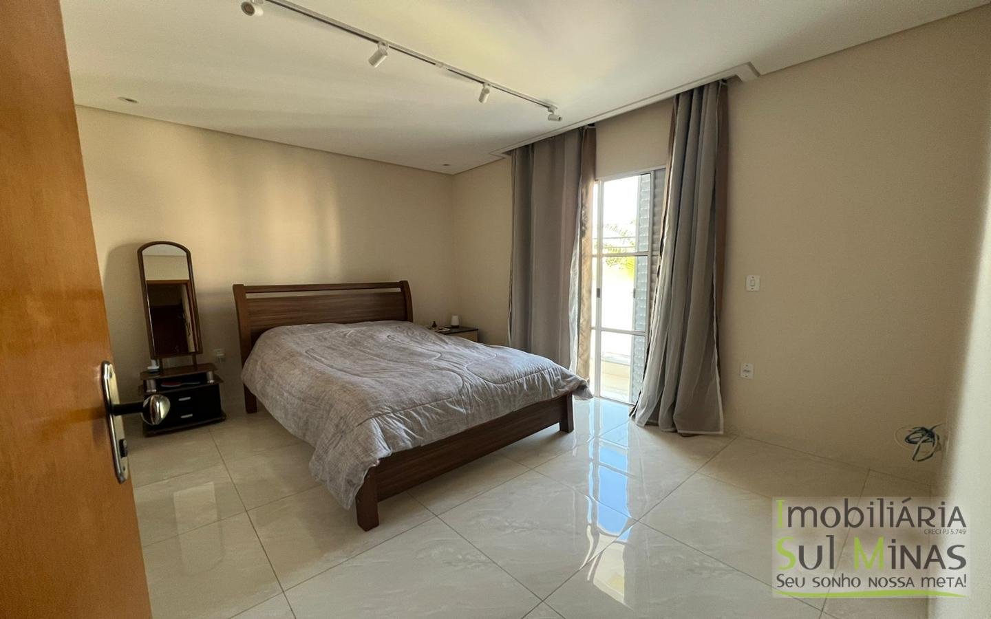 Apartamento com 102 m² no Centro à Venda em Cambuí MG Cód. 2136 (3)