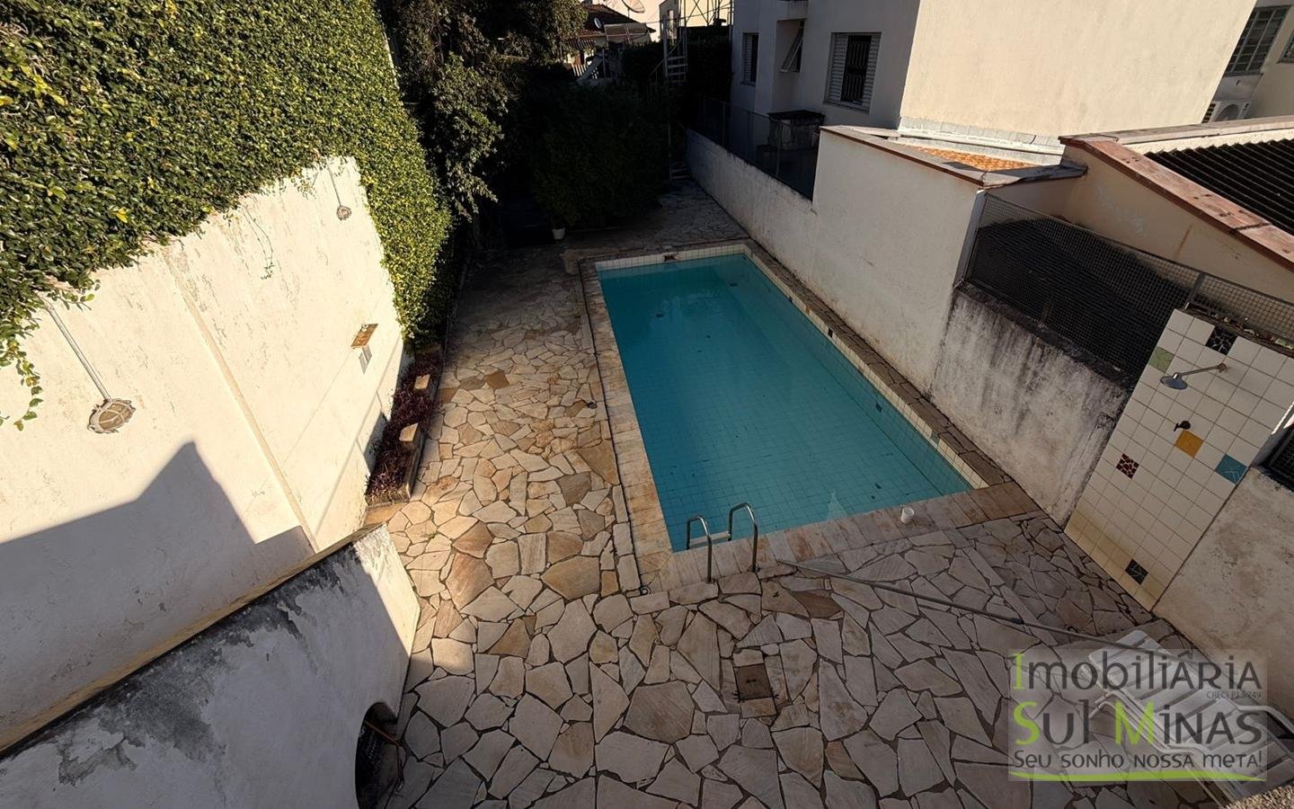 Casa Ampla à Venda no Centro de CambuíMG com Piscina e Lareiracod2453 (1)