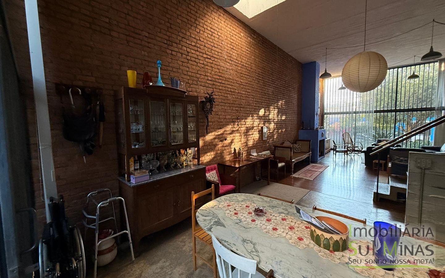 Casa Ampla à Venda no Centro de CambuíMG com Piscina e Lareiracod2453 (10)