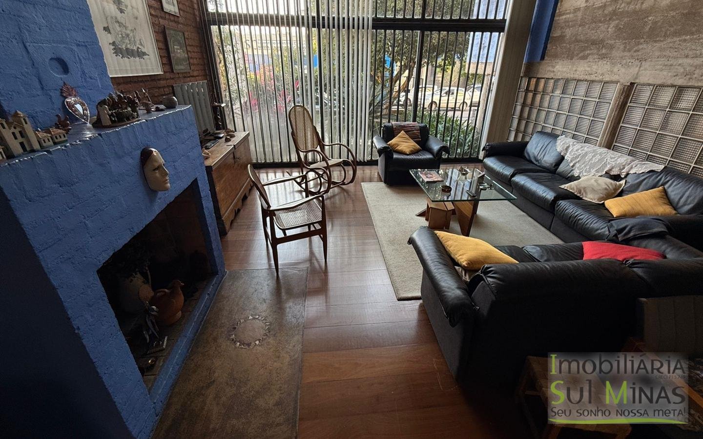 Casa Ampla à Venda no Centro de CambuíMG com Piscina e Lareiracod2453 (2)