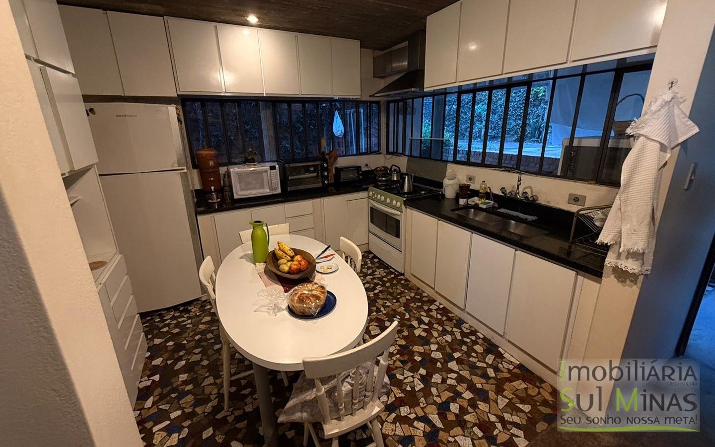 Casa Ampla à Venda no Centro de CambuíMG com Piscina e Lareiracod2453 (22)