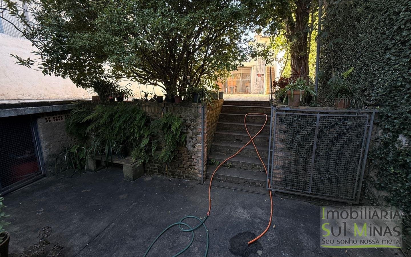 Casa Ampla à Venda no Centro de CambuíMG com Piscina e Lareiracod2453 (23)