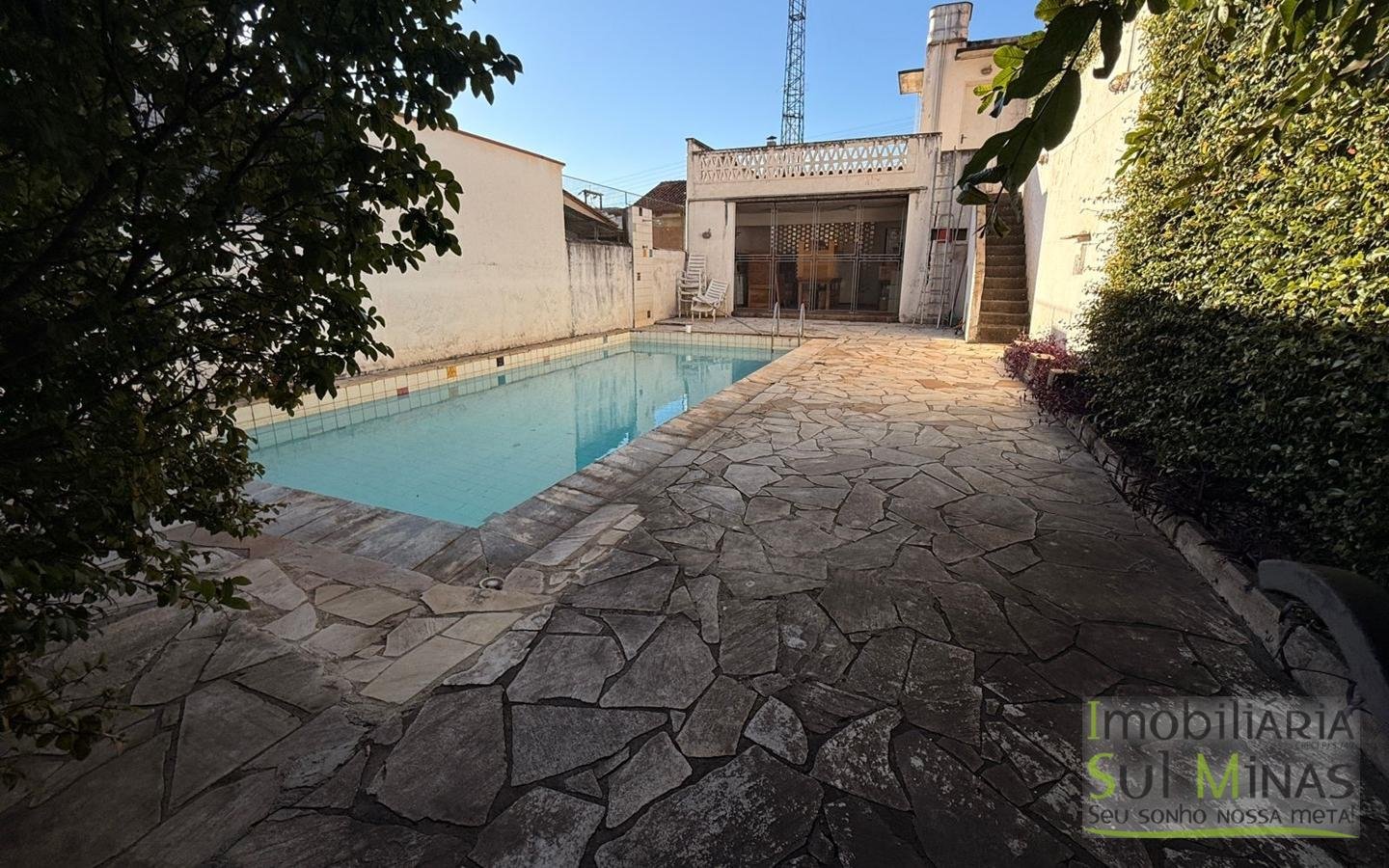 Casa Ampla à Venda no Centro de CambuíMG com Piscina e Lareiracod2453 (24)