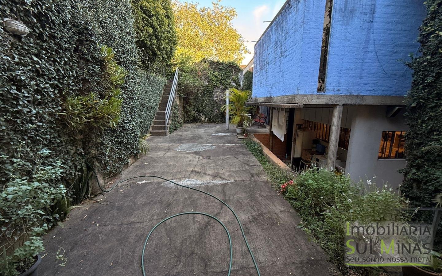 Casa Ampla à Venda no Centro de CambuíMG com Piscina e Lareiracod2453 (3)