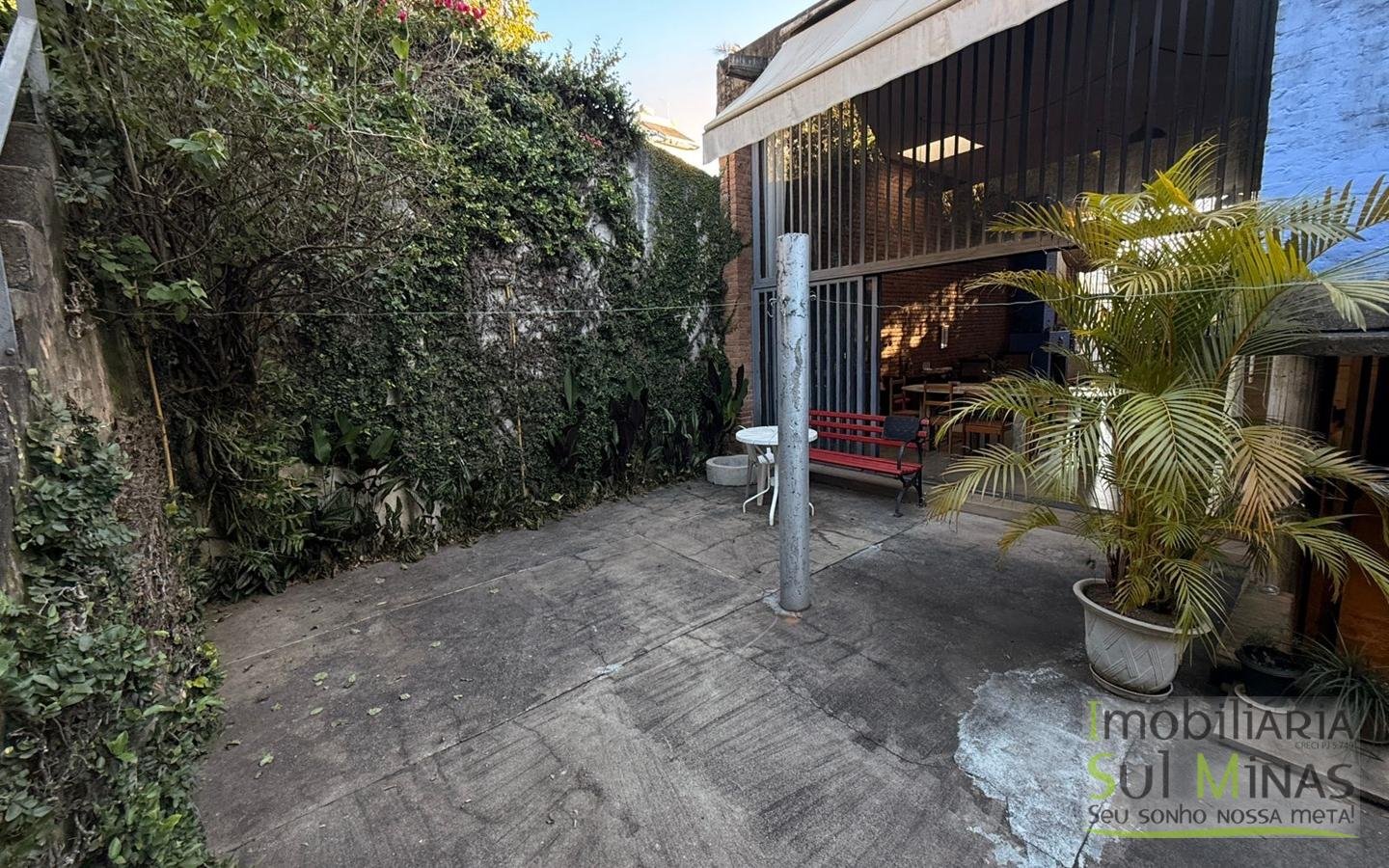 Casa Ampla à Venda no Centro de CambuíMG com Piscina e Lareiracod2453 (4)