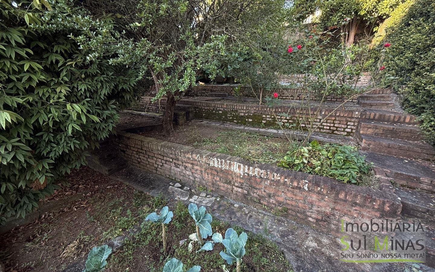 Casa Ampla à Venda no Centro de CambuíMG com Piscina e Lareiracod2453 (5)