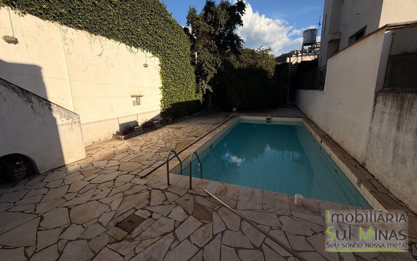 Casa Ampla à Venda no Centro de CambuíMG com Piscina e Lareiracod2453 (7)