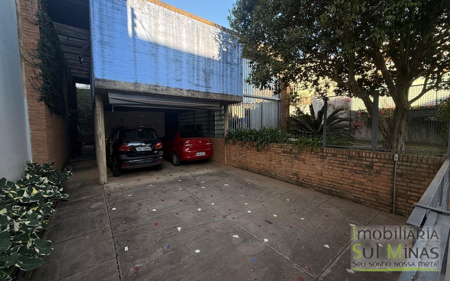 Casa Ampla à Venda no Centro de CambuíMG com Piscina e Lareiracod2453 (8)