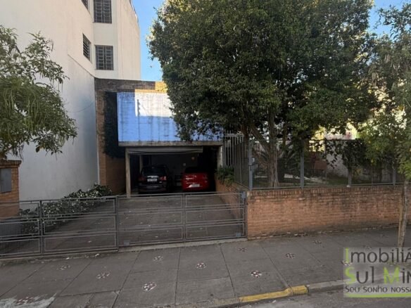 Casa Ampla à Venda no Centro de CambuíMG com Piscina e Lareiracod2453 (9)
