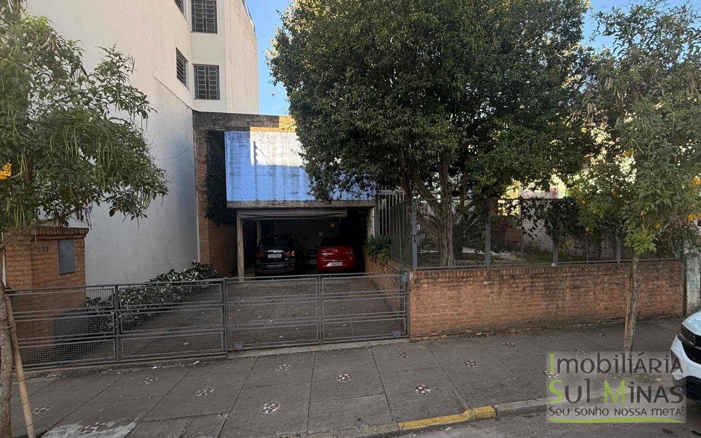 Casa Ampla à Venda no Centro de CambuíMG com Piscina e Lareiracod2453 (9)