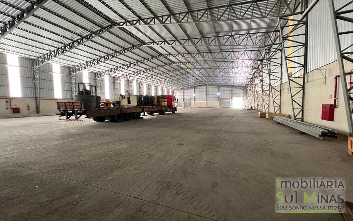 Galpão 2.400 m² com Doca para Locação em Cambuí MG Cod. 1816 (2)
