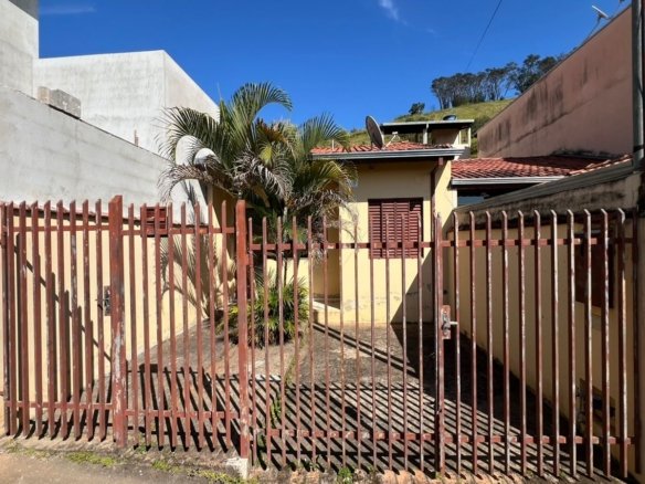 Casa Plana Próxima ao Centro de Cambuí MG À Venda COD2475 (1)