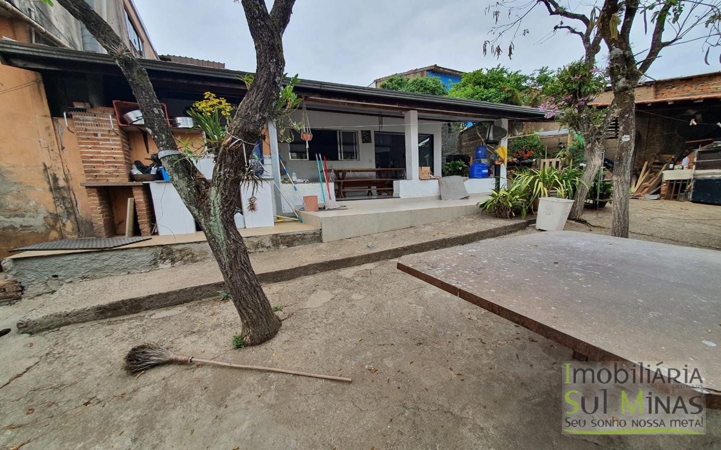 Galpão Comercial para Locação com duas Casas em Cambuí MG (13)