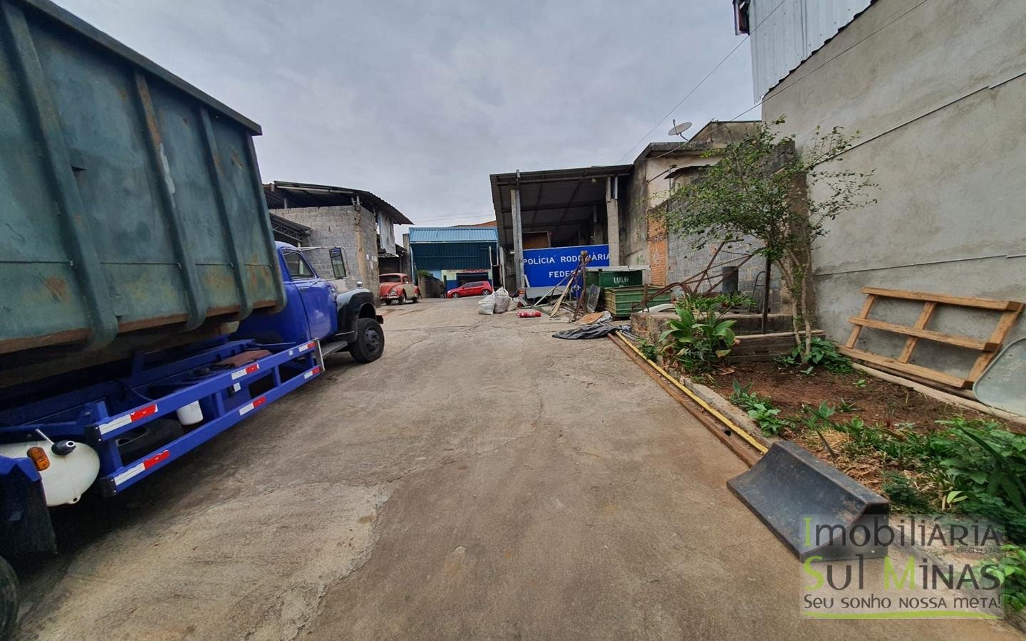 Galpão Comercial para Locação com duas Casas em Cambuí MG (4)