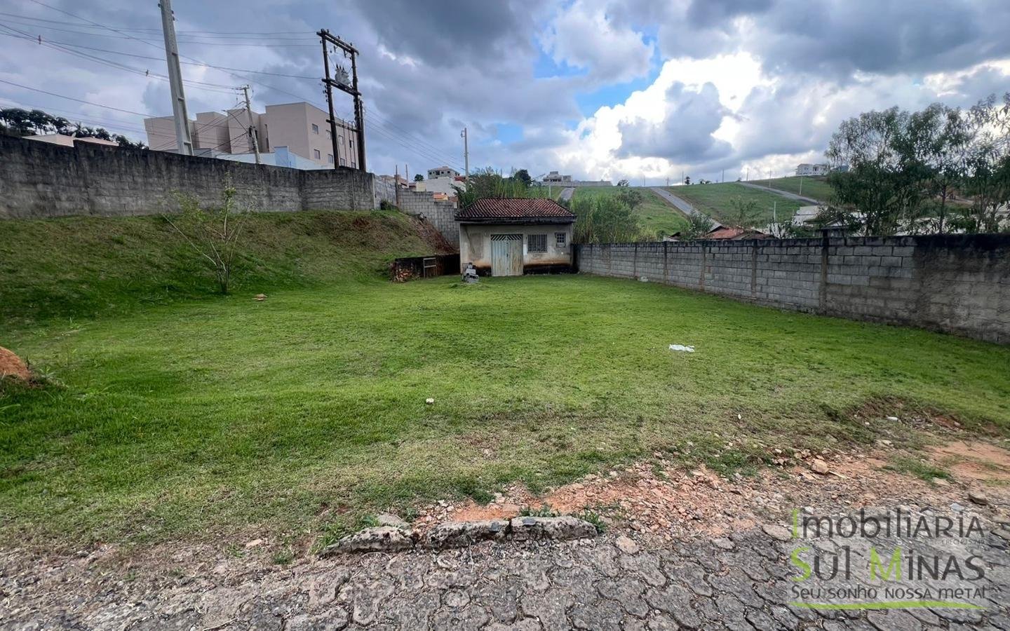 Lote Plano de 275m ² em Condomínio Fechado À Venda em Cambuí MG cod2474 (2)