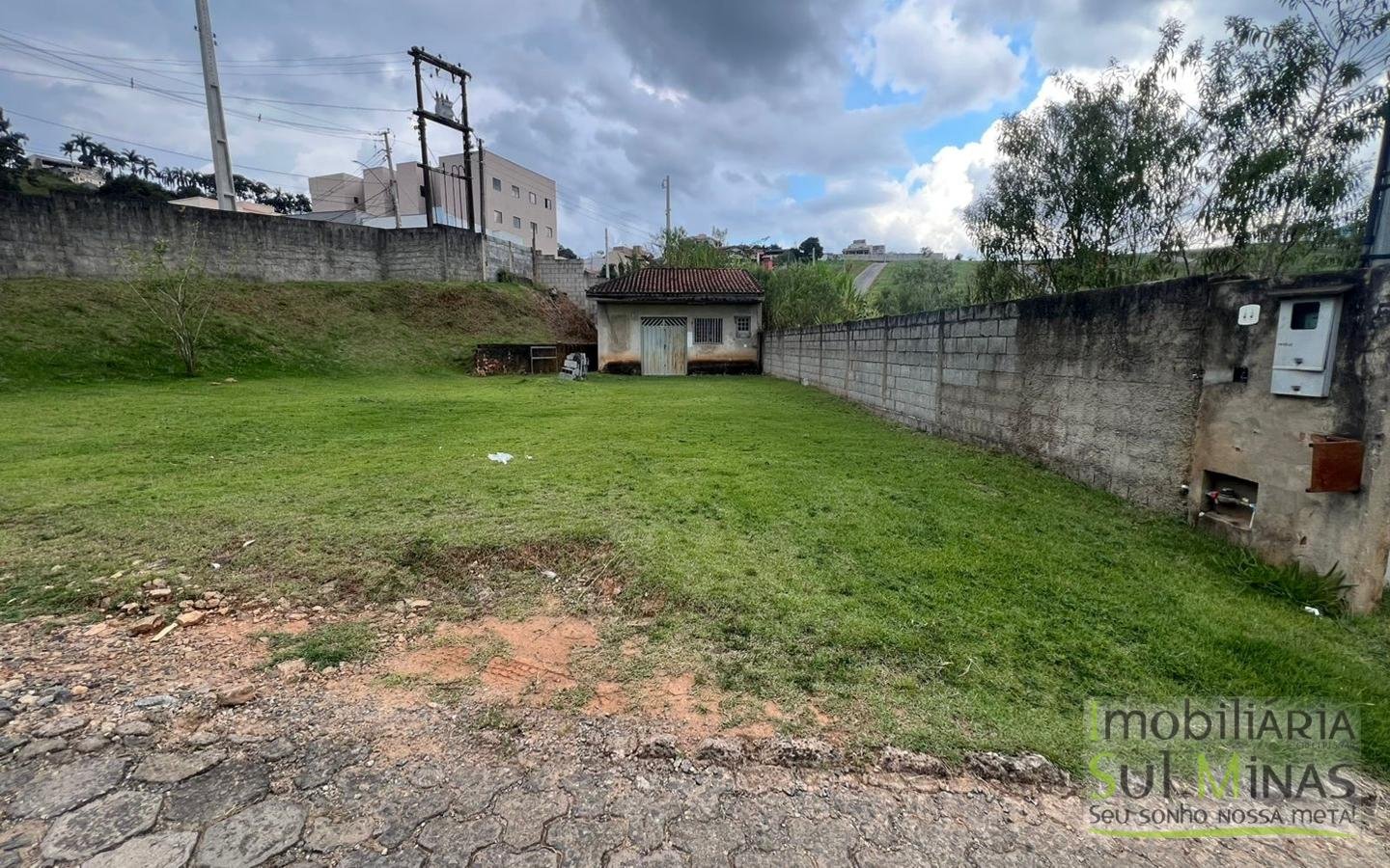Lote Plano de 275m ² em Condomínio Fechado À Venda em Cambuí MG cod2474 (3)