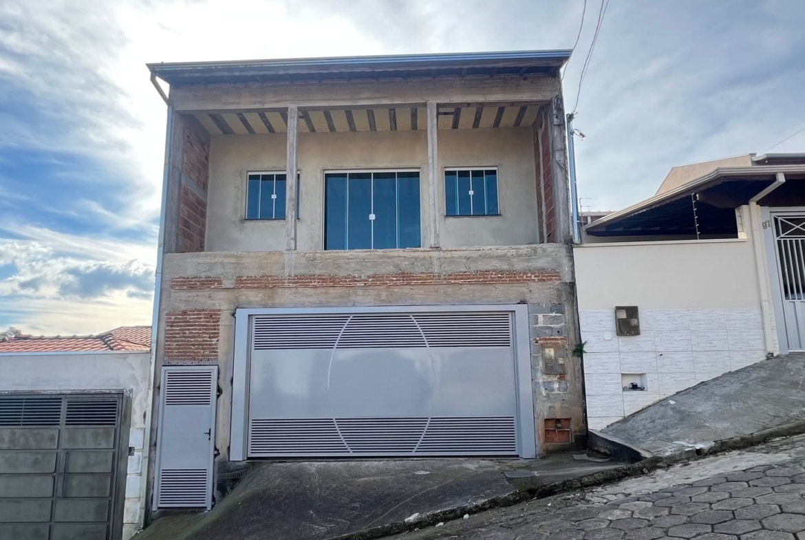 Casa semi acabada a 1km do centro, a venda em Cambui MG — foto 02