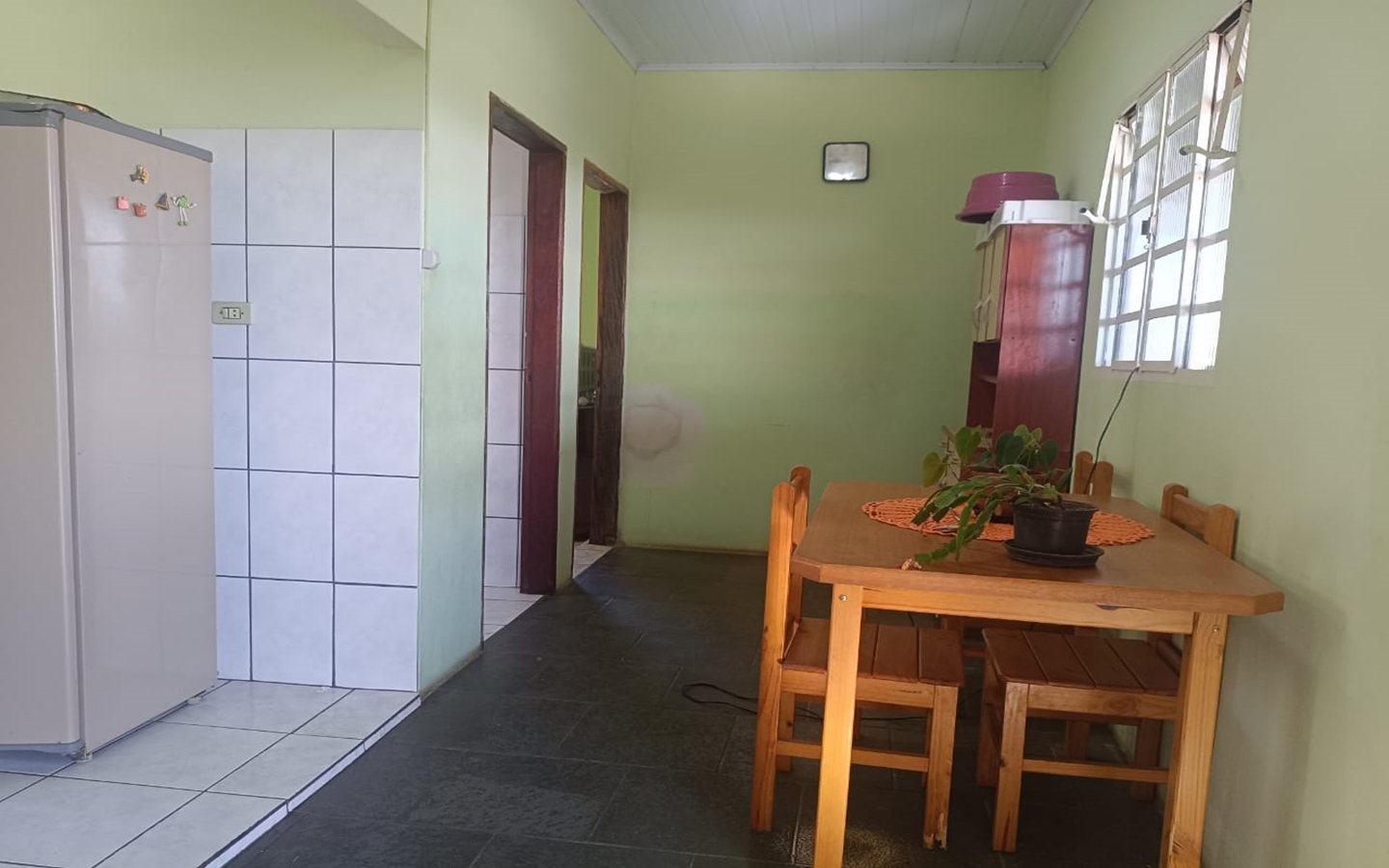 Casa de esquina com 2 garagens independentes e 300m² de construção a venda em Cambui MG