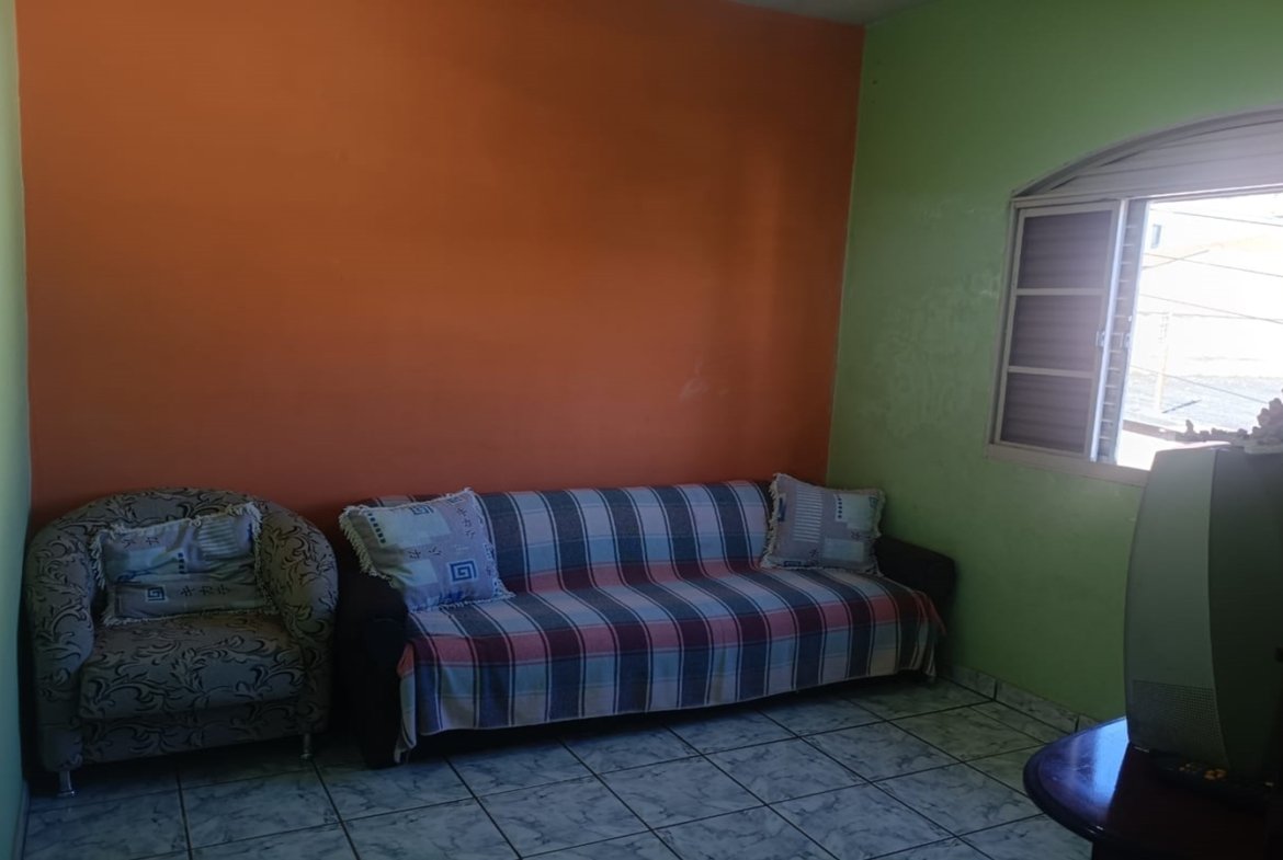Casa de esquina com 2 garagens independentes e 300m² de construção a venda em Cambui MG